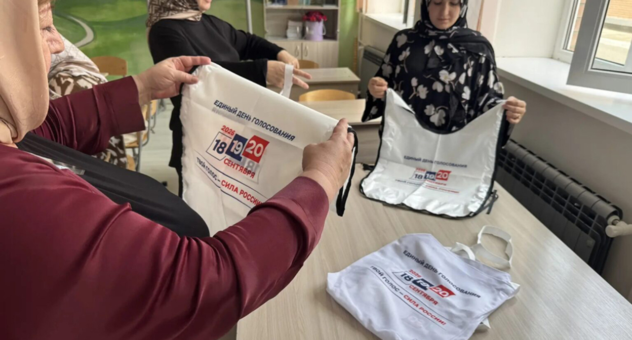 The vest of a commission member participating in informing residents about the elections. Photo: Election Commission of Chechnya.