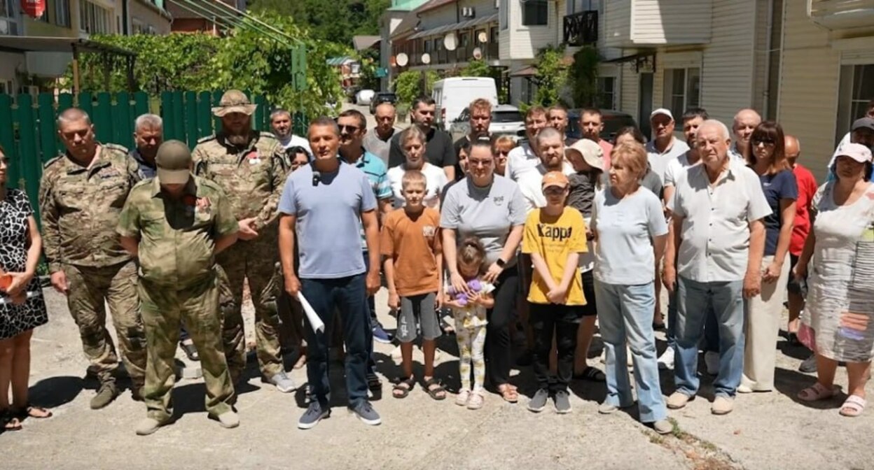 Residents of the cottage village in Olginka. Photo: "My Tuapse" / Telegram Residents of the cottage village in Olginka. Photo: "My Tuapse" / Telegram