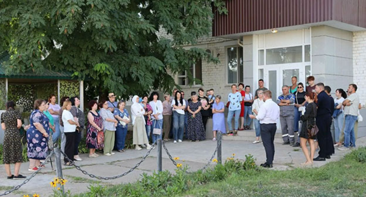 Evacuated residents of Akhtubinsk. September 2, 2026. Photo: from the page of the Akhtubinsk administration on VKontakte. Evacuated residents of Akhtubinsk. September 2, 2026. Photo: from the page of the Akhtubinsk administration on VKontakte.