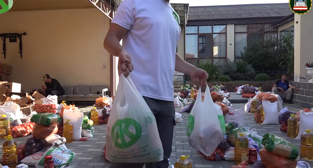 Food assistance from the Kadyrov Foundation. Frame from a video on the YouTube channel of the Grozny mayor's office - https://www.youtube.com/watch?v=qVHL7hbVkQ0 Food assistance from the Kadyrov Foundation. Frame from a video on the YouTube channel of the Grozny mayor's office - https://www.youtube.com/watch?v=qVHL7hbVkQ0