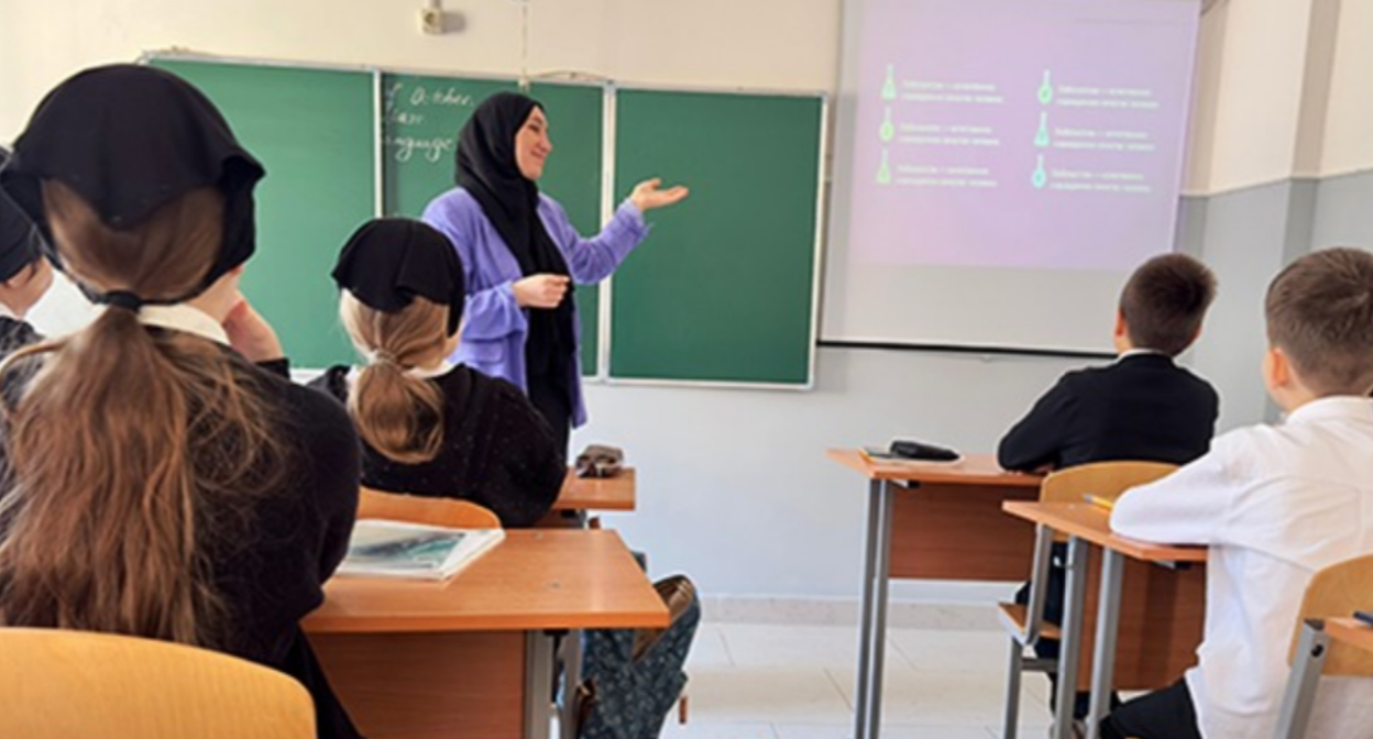 A lesson in a Chechen school. Screenshot photo https://chesu.ru/.
