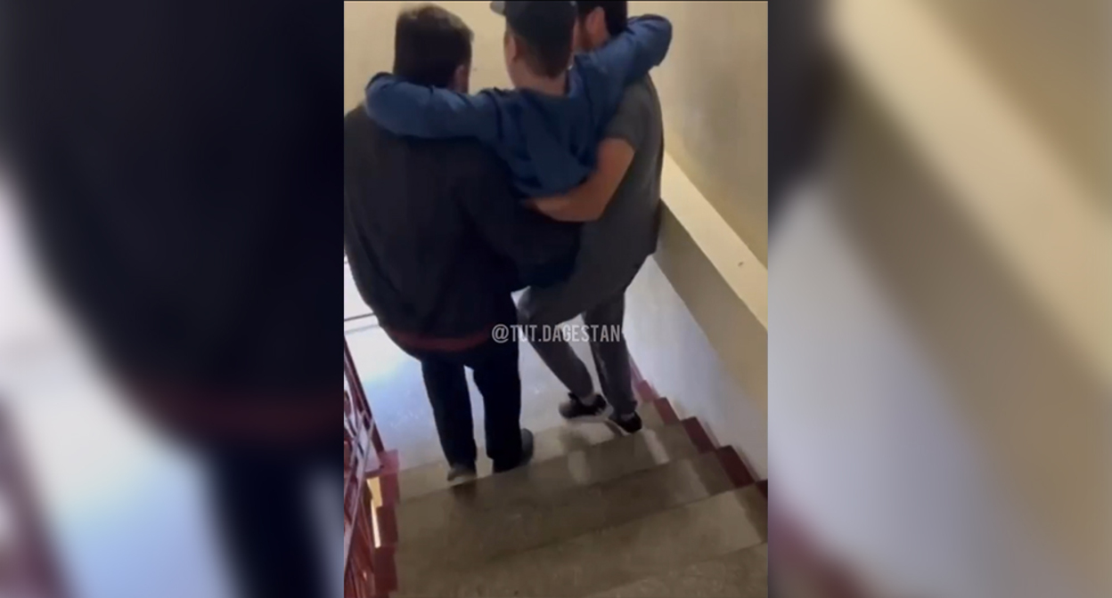 Two men are carrying a patient down the stairs in a Makhachkala hospital. Frame from the video https://www.instagram.com/tut.dagestan/reel/Dc_gyg2qE_z (the activities of Meta (owner of Facebook, Instagram, and WhatsApp) are banned in Russia) Two men are carrying a patient down the stairs in a Makhachkala hospital. Frame from the video https://www.instagram.com/tut.dagestan/reel/Dc_gyg2qE_z (the activities of Meta (owner of Facebook, Instagram, and WhatsApp) are banned in Russia)