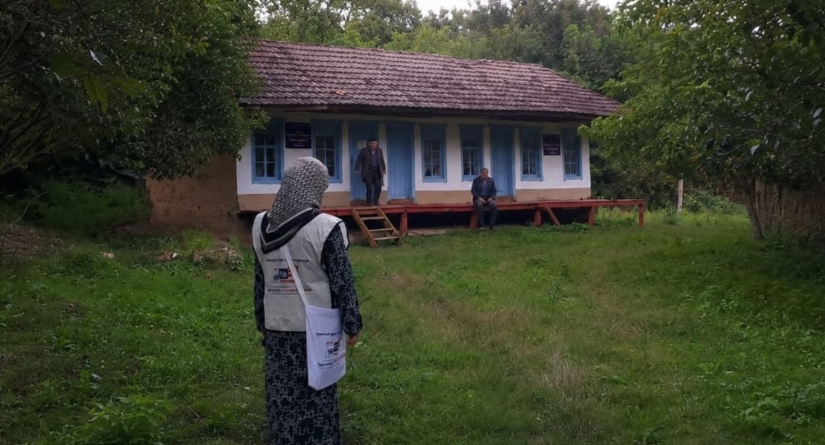 Representative of the election commission and residents of Chechnya. Photo: election commission of Chechnya https://t.me/ikchr95/4956