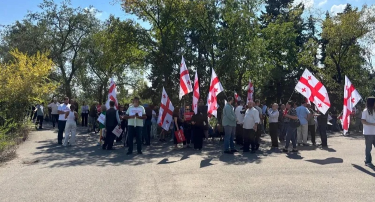 Protest action in the Krtsanisi forest park. Photo: "Interpressnews" https://www.interpressnews.ge/ru/article/177483-v-krtsanisskom-lesoparake-proshla-aktsiia-protesta-protiv-stroitelstva-t-n-arabskikh-gorodkov