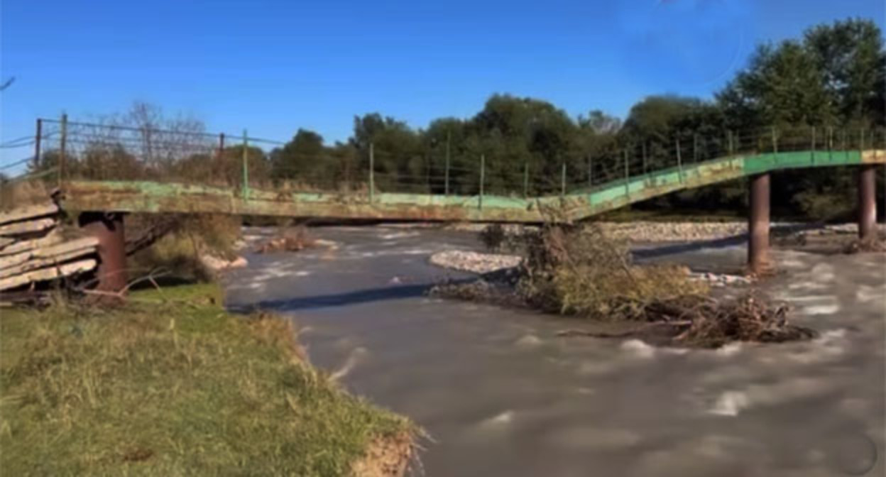 The damaged bridge over the river in the village of Sarmakovo in the Zolsky district. Screenshot of the video https://www.instagram.com/chp.nalchik/reel/DdMFSzDs_Kk/ The damaged bridge over the river in the village of Sarmakovo in the Zolsky district. Screenshot of the video https://www.instagram.com/chp.nalchik/reel/DdMFSzDs_Kk/