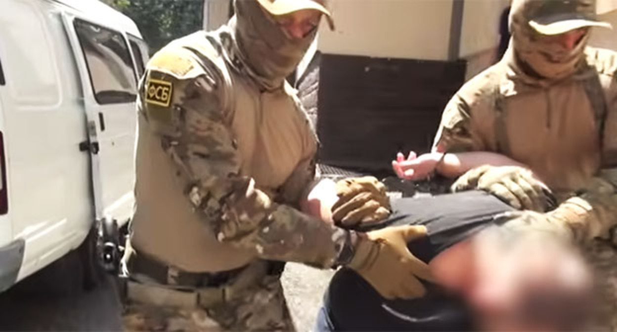 FSB officers detain the suspect. Illustration created by "Caucasian Knot" using AI in the Copilot program.