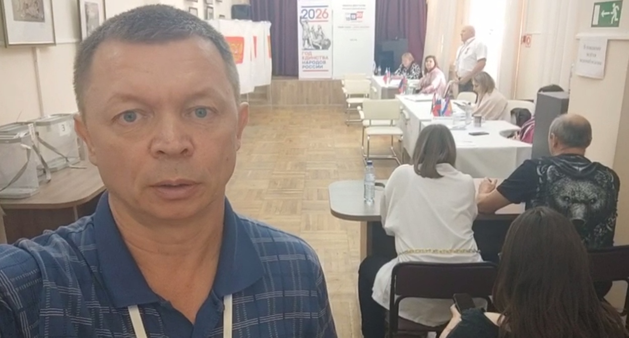 Vitaly Cherkasov reports possible violations at polling station No. 2014. Krasnodar, September 20, 2026. Frame from Vitaly Cherkasov's video https://t.me/AZBUKA_GOROZHANINA/3298 Vitaly Cherkasov reports possible violations at polling station No. 2014. Krasnodar, September 20, 2026. Frame from Vitaly Cherkasov's video https://t.me/AZBUKA_GOROZHANINA/3298