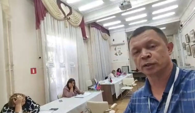 Vitaly Cherkasov at polling station No. 2014. A still from the video from his TG channel dated 20.09.26, https://t.me/AZBUKA_GOROZHANINA/3304.