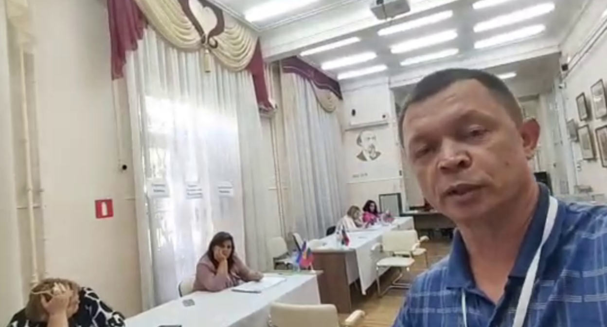 Vitaly Cherkasov at polling station No. 2014. A still from the video from his TG channel dated 20.09.26, https://t.me/AZBUKA_GOROZHANINA/3304. Vitaly Cherkasov at polling station No. 2014. A still from the video from his TG channel dated 20.09.26, https://t.me/AZBUKA_GOROZHANINA/3304.