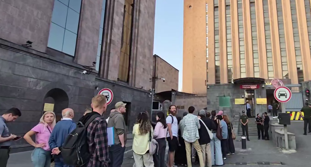 Queue in Yerevan. Frame from the video "Izvestia" from 20.09.26, https://t.me/izvestia/251758.