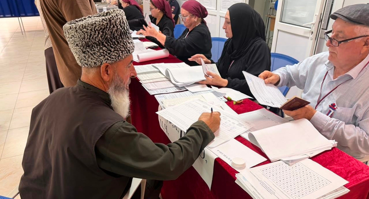 At the polling station in Chechnya. Photo by the press service of the republic's election commission, https://vk.ru/wall-206122948_1490 At the polling station in Chechnya. Photo by the press service of the republic's election commission, https://vk.ru/wall-206122948_1490