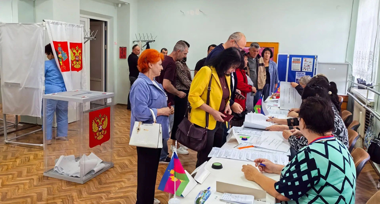 At the polling station. Photo of the election commission of Krasnodar Krai, https://vk.ru/wall-154091417_2206