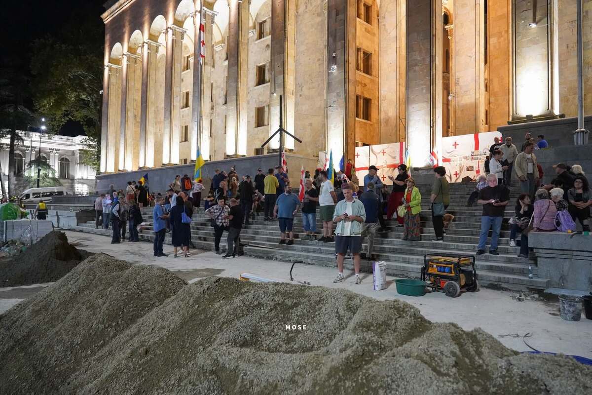 Participants of the continuous protests on Rustaveli in Tbilisi on the 665th day. Photo: MO SE / Facebook