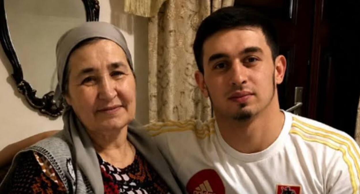 Mansur Movlaev with his mother. Screenshot of the photo https://www.instagram.com/p/DZNhFyLCFXW/ (the activities of the company Meta, which owns the social network, are banned in Russia) Mansur Movlaev with his mother. Screenshot of the photo https://www.instagram.com/p/DZNhFyLCFXW/ (the activities of the company Meta, which owns the social network, are banned in Russia)