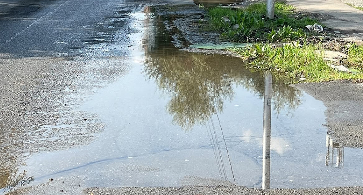 Water pipe burst on Kursantov-Kirovtsev Street in Vladikavkaz. Screenshot of the publication https://www.instagram.com/northossetia/p/DdwtwPHDpAu (the activities of the company Meta (which owns Facebook, Instagram, and WhatsApp) are banned in Russia) Water pipe burst on Kursantov-Kirovtsev Street in Vladikavkaz. Screenshot of the publication https://www.instagram.com/northossetia/p/DdwtwPHDpAu (the activities of the company Meta (which owns Facebook, Instagram, and WhatsApp) are banned in Russia)