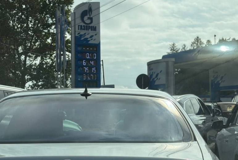 Queue at Gazprom gas station. Screenshot from the chat "Gasoline Ossetia" dated 27.09.26, https://t.me/c/4494321911/20211 Queue at Gazprom gas station. Screenshot from the chat "Gasoline Ossetia" dated 27.09.26, https://t.me/c/4494321911/20211