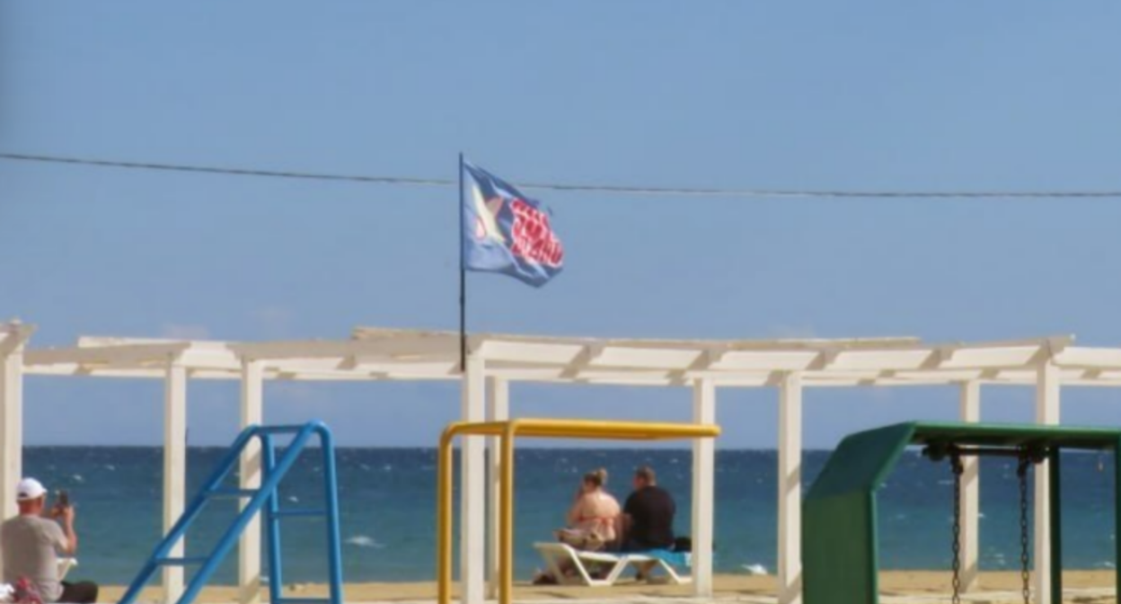 Beach in Anapa. Screenshot from the TG channel "Makavozovy" dated 30.09.26, https://t.me/makovozovy/69124.