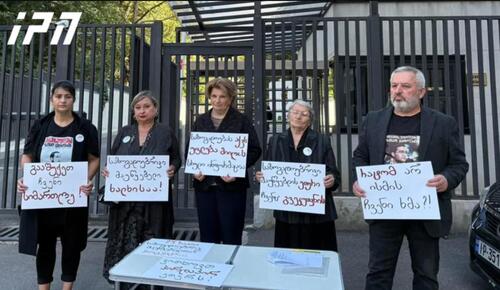 Relatives of detained participants in large-scale protests in December 2024. Photo: Tbilisi life / Telegram channel Relatives of detained participants in large-scale protests in December 2024. Photo: Tbilisi life / Telegram channel