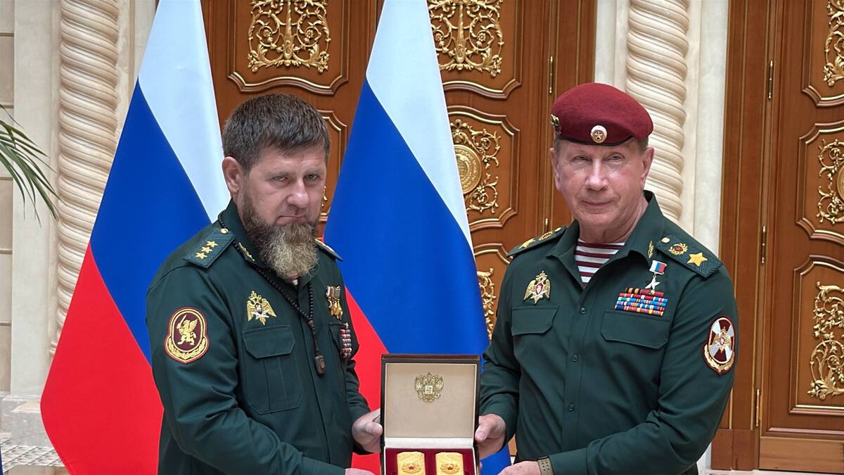 Zolotov presents Kadyrov with army general epaulettes. Frame from the video https://t.me/groznyinform/65947 Zolotov presents Kadyrov with army general epaulettes. Frame from the video https://t.me/groznyinform/65947