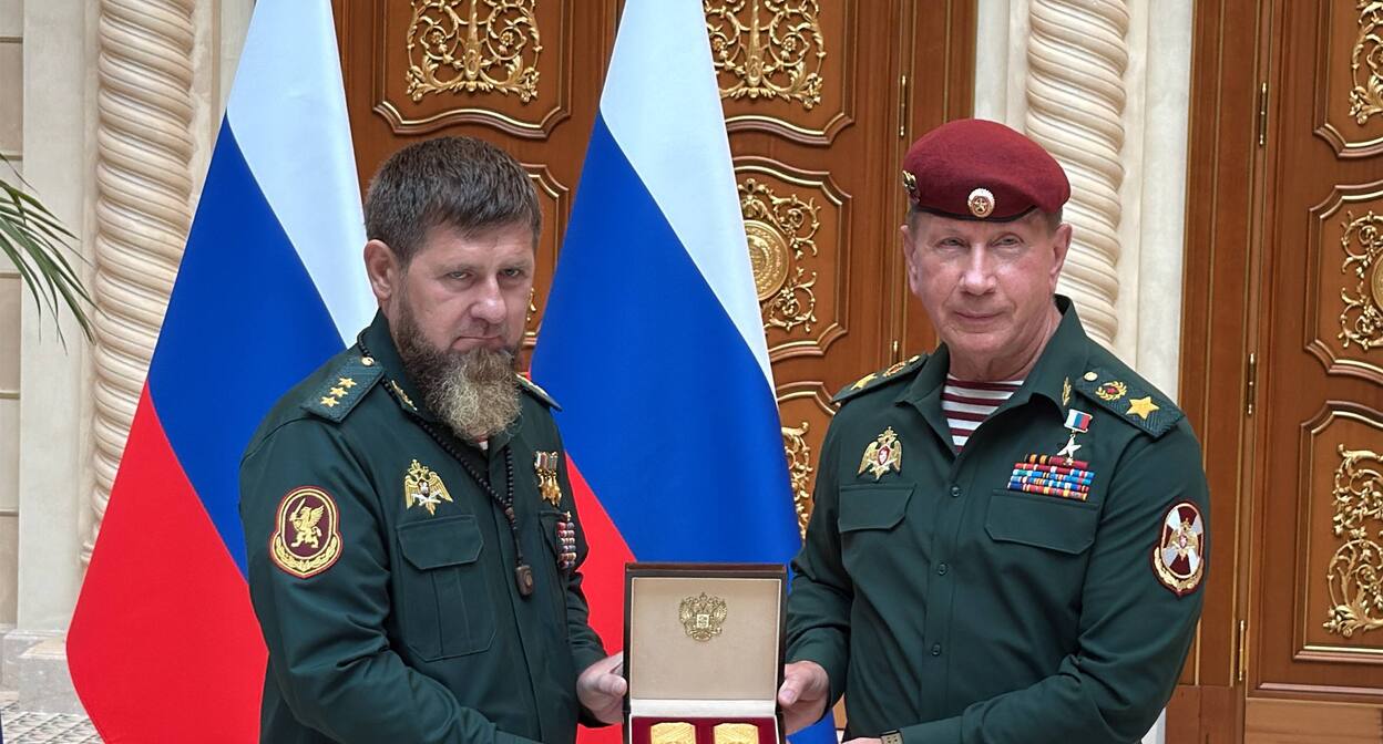 Zolotov presents Kadyrov with army general epaulettes. Frame from the video https://t.me/groznyinform/65947