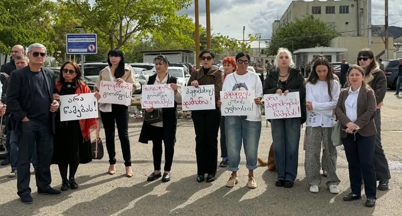 Participants of the protest in support of Georgy Davitadze. Rustavi, October 3, 2026. Photo: "Interpressnews" https://www.interpressnews.ge/ru/article/177942-u-penitentsiarnogo-uchrezhdeniia-no-6-v-rustavi-rodstvenniki-osuzhdennogo-georgiia-davitadze-provodiat-aktsiiu
