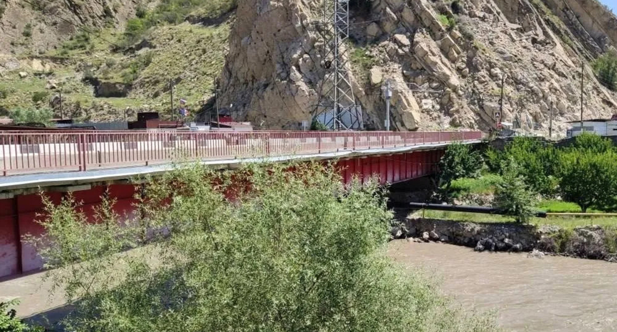 Frame of the Red Bridge in Dagestan over the Kara-Koysu River. Photo: Expert South / https://www.expertsouth.ru/news/v-dagestane-izza-ugrozy-obrusheniya-perekryli-dvizhenie-po-krasnomu-mostu/ Frame of the Red Bridge in Dagestan over the Kara-Koysu River. Photo: Expert South / https://www.expertsouth.ru/news/v-dagestane-izza-ugrozy-obrusheniya-perekryli-dvizhenie-po-krasnomu-mostu/