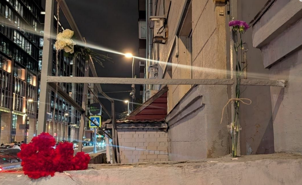 The entrance to Anna Politkovskaya's house, photo "Slovo Zashchity" from 08.10.26, https://t.me/endoflaw/3968.
