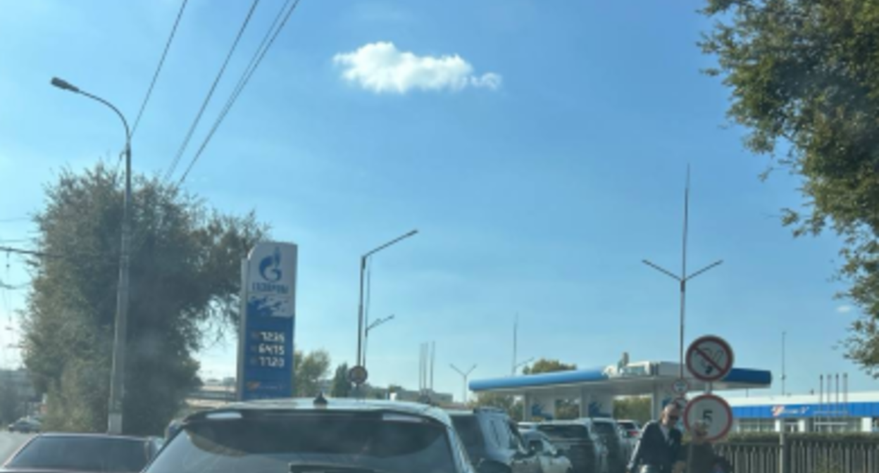 Queue at one of the gas stations. Screenshot photo by Andrey Sharapov from the chat "Where is the gasoline, Volgograd", https://t.me/benzinvlg/23771. Queue at one of the gas stations. Screenshot photo by Andrey Sharapov from the chat "Where is the gasoline, Volgograd", https://t.me/benzinvlg/23771.