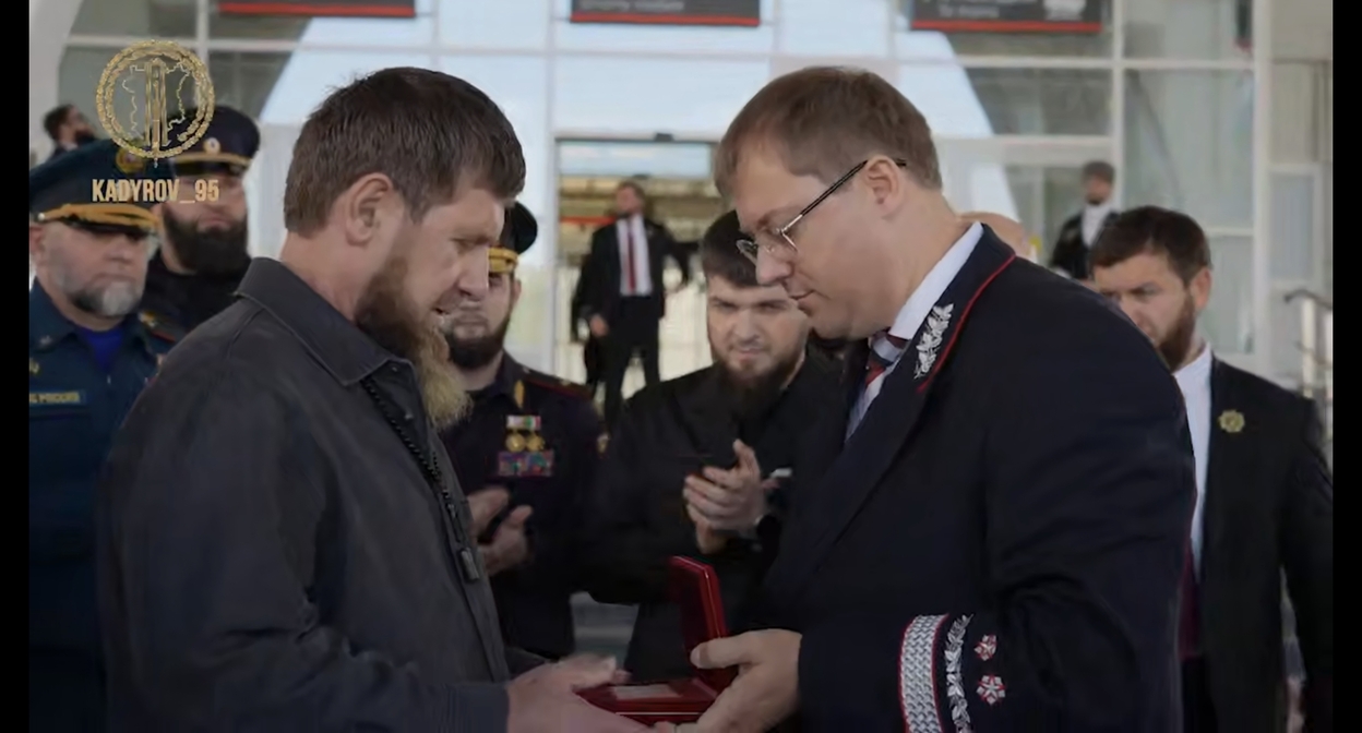 Presentation of the honorary badge to Kadyrov. Frame from the video Ramzan Kadyrov / Telegram Presentation of the honorary badge to Kadyrov. Frame from the video Ramzan Kadyrov / Telegram