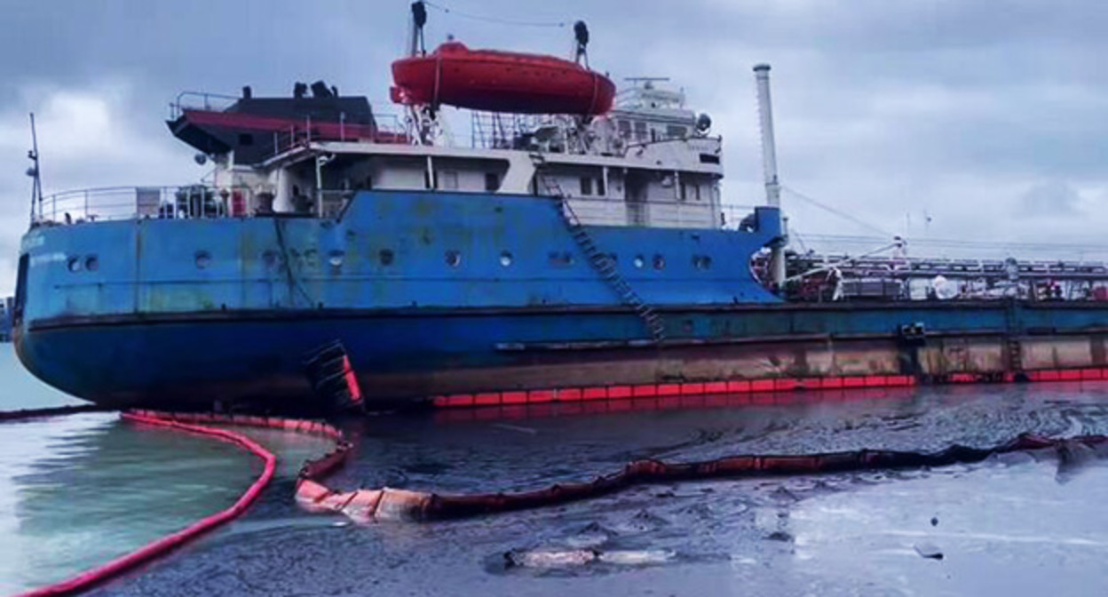 Sunken tanker. Screenshot from a video from the Telegram channel of the Operational Headquarters of Kuban.