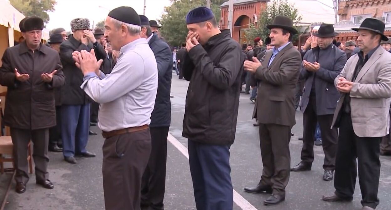 Participants of the funeral of the theologian Sultan Belkhoroev, October 11, 2017. Photo: screenshot from the video https://www.youtube.com/watch?v=kxmeX4HjhWg