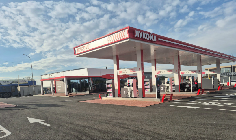 Lukoil gas station. Screenshot from the "Yandex.Maps" service, https://yandex.ru/maps/org/lukoyl/41949990126/?ll=44.635427%2C43.026277&z=16