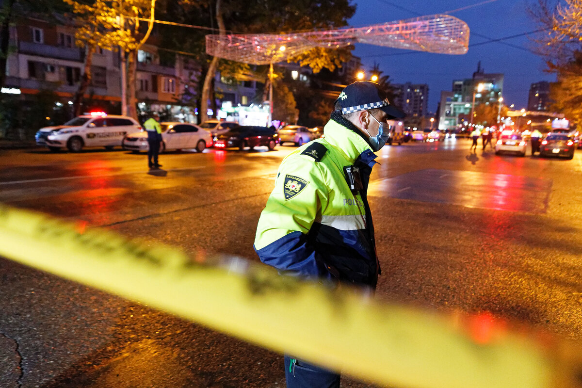 Police officers in Tbilisi. Photo: Nwsgeorgia/ https://www.newsgeorgia.ge/muljazh-bomby-i-strelba-prokuratura-raskryla-plan-po-napadeniju-na-shkolu-v-tbilisi/