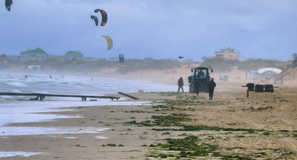 Dzhemete Beach. Screenshot photo by Andrey Makovozov from 31.10.26, https://t.me/makovozovy/70747.